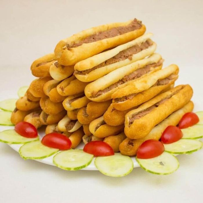 Bánh mì que Ngon Nhất đầy đặn topping hấp dẫn