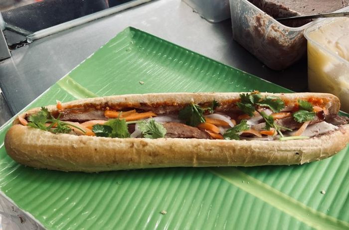 Bánh mì que Bàu Cát tươi ngon với pate và ruốc