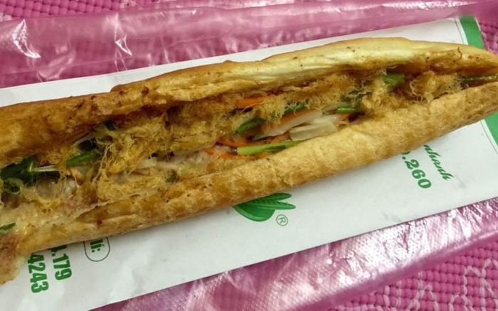 Bánh mì que Đà Nẵng với nhân đầy đặn và muối tiêu Sa Huỳnh